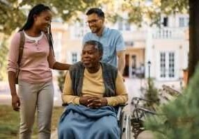 soulistichospice-394134-daughter-caregiver-outside-image1